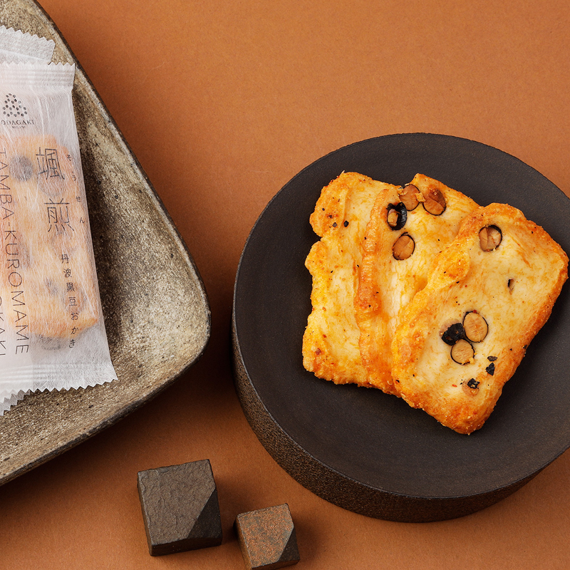 丹波黒豆おかき 颯煎(そうせん) ミックス缶(一味しょうゆ味、うす塩) 合計32枚入り